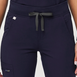 Ensemble d'uniformes médicaux unisexes taille haute, anti-plis, 180 GSM, séchage rapide, coupe ajustée, détection d'aiguilles, pour usage hospitalier, vente en gros directe usine - Product Image 2