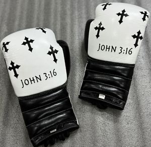 Ensemble de boxe pour adultes de haute qualité : Gants en cuir, protège-tête et protège-guêtres avec attache de poignet, emballage personnalisé pour l'entraînement - Product Image 3