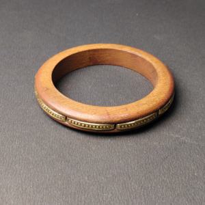 Bracelet en bois minimaliste à profil fin avec bordure en métal texturé - Bracelet en bois artisanal ethnique traditionnel - Vente en gros - Product Image 6