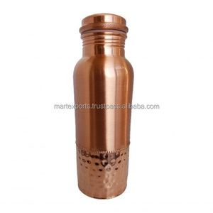 Botella de agua clásica de cobre diseñada para mantener la frescura del agua y promover una rutina de bienestar natural. - Product Image 4