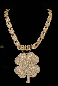 Colgante personalizado de hip hop con diseño de trébol, chapado en oro de 18k sobre plata 925, con incrustaciones de moissanita VVS que pasa la prueba del diamante. - Product Image 4