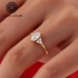 Bague de fiançailles classique pour femme Charm_Jewells en argent plaqué or 10 carats avec moissanite taille coussin sertie à griffes, motif floral, certifiée IGI - Product Image 6