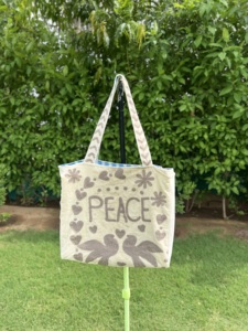 Bolso de lona bordado con motivos de paz, pájaros y corazones, estilo bohemio, bolso de hombro abierto para ir de compras en todas las estaciones - Product Image 1
