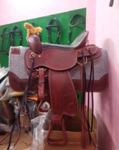 Selle de course Western Barrel en cuir véritable de qualité supérieure confortable et fabriquée à la main avec gravure élégante sur cuir avec ensemble de punaises - Product Image 2