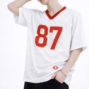 Camiseta de fútbol americano estilo B2B, de malla oversize, cuello en V, con estampado de número personalizado, ligera, para equipos, producción OEM a granel. - Product Image 5