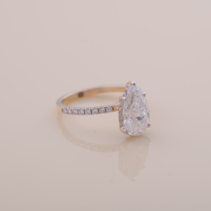 Anillo de Compromiso y Boda con Diamante Cultivado en Laboratorio en Forma de Pera, Certificado por IGI, con Halo Oculto y Banda Pavé en Plata de Ley 925 - Product Image 6