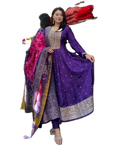 Robe de mariée ethnique indienne très vendue pour l'hiver, style Anarkali, broderie lourde, travail de sequins, Salwar Kameez, coupe ajustée, tenue de soirée - Product Image 1