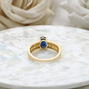 Bague en or jaune 14 carats avec saphir bleu naturel ovale et diamants baguette sertis en canal, Memoria Jewels, vente en gros - Product Image 2
