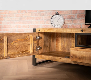 Mueble de TV de Madera Hecho a Mano con Dos Puertas y un Cajón, con Tiradores de Metal Negro, Mueble de Entretenimiento Rústico con Estante Abierto para Almacenamiento - Product Image 2