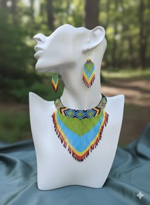 Collier ras du cou et boucles d'oreilles perlées faites à la main au design élégant • Bijoux tribaux bohèmes pour mariage, anniversaire - Product Image 3