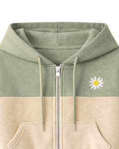 Ensemble décontracté deux pièces pour femme, vert sauge et beige, avec crop top zippé à capuche et short cargo à poches, en polyester et coton, vente en gros - Product Image 5