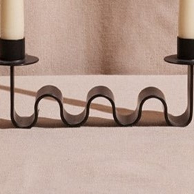 Porte-bougie conique moderne en métal noir mat, bougeoir ondulé abstrait minimaliste pour la décoration de table de mariage ou de la maison - Product Image 5