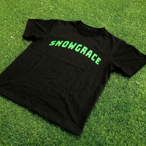 เสื้อยืดแขนสั้นสีดำสำหรับผู้ชาย Snowgrace ทรงปกติ คอกลม ผ้าคอตตอนเจอร์ซีย์ สไตล์ลำลอง สตรีทแวร์ พิมพ์ลายตัวอักษร ดีไซน์โลโก้ด้านหน้า - Product Image 3