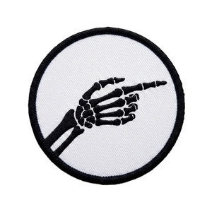 Parche Bordado Termoadhesivo de Cuervo Negro en Rama, con Alas en Movimiento, Insignia Redonda, Decoración Gótica para Ropa, Venta al por Mayor - Product Image 3