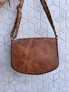 กระเป๋าหนังแท้ทำมือสไตล์บันจารา กระเป๋าสะพายไหล่สไตล์ยิปซี ดีไซน์เก๋ ใช้งานได้หลากหลาย กระเป๋าปักลายเก๋ไก๋สำหรับผู้หญิง - Product Image 4