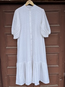 Robe chemise maxi bohème élégante en coton blanc brodé d'œillets pour femme, boutonnée sur le devant, tenue de boutique pour occasions festives - Product Image 3