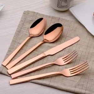 Collection Élégante d'Ustensiles Métalliques : Ensemble Cuillère, Fourchette et Paire de Couverts de Service – Idéal pour une Cuisine Haut de Gamme - Product Image 4