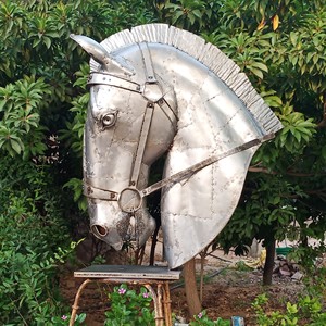 Cabeza de caballo de metal sobre soporte - Product Image 1