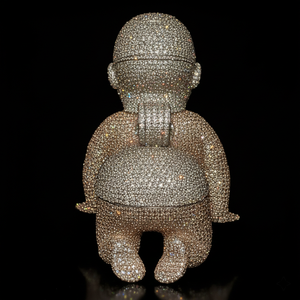 Pendentif personnalisé en argent 925 bicolore or, motif bébé rampant en masque de ski, entièrement serti de diamants micro-pavés - Product Image 3