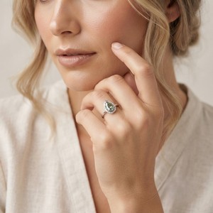 Ensemble Halo romantique, pierre précieuse verte en forme de poire, moissanite, cadeau pour la Saint-Valentin, bague plaquée or blanc 10 carats, bijoux de mariée faits à la main - Product Image 4