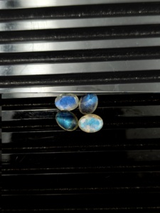 พลอยลาบราดอไรต์ทรงรีเจียระไน 6x8 มม. พร้อมเอฟเฟกต์ไฟสีน้ำเงิน แท้ 100% สำหรับทำเครื่องประดับ สั่งซื้อจำนวนมาก - Product Image 3