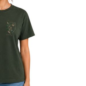 เสื้อยืดคอกลมสีเขียวป่าพิมพ์ลายกราฟิกใบหน้าแบบมินิมอลสำหรับผู้หญิง สวมใส่สบาย ระบายอากาศได้ดี เหมาะสำหรับฤดูร้อน รับผลิตตามสั่ง (OEM) - Product Image 4