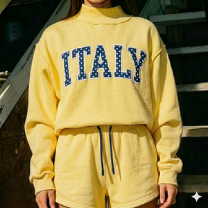 Ensemble de vêtements pour femmes, col roulé et short, coupe ample et décontractée, pour une mode contemporaine au quotidien - Product Image 1