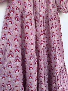 Robe longue décontractée en coton à imprimé floral et col rond pour femme, avec manches bouffantes et volants, style indien, vente en gros, fabricant de robes en coton - Product Image 5