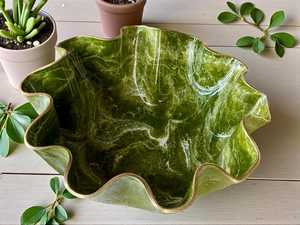Cuenco grande de resina epoxi verde oliva con diseño de geoda, hecho a mano, decorativo, para servir. - Product Image 4