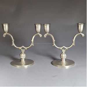 Par de Candelabros de Metal Fundido de Alta Resistencia con 2 Luces • Decoración de Mesa de Lujo para Banquetes de Boda - Product Image 1