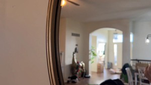 Grand miroir mural rond à cadre doré, idéal pour la décoration intérieure des salons, cafés et hôtels, crée un look haut de gamme, fabriqué en Inde. - Product Image 2