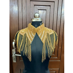 Abaya verte de luxe au design unique avec broderie artisanale, perles et franges élégantes, disponible à la vente - Product Image 5