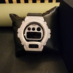 Montres de luxe serties de diamants, demi-entièrement pavées et bracelet en caoutchouc noir DOPE JEWELLS – Pièces intemporelles, boîtier rond artistique pour les passionnés de mode - Product Image 5