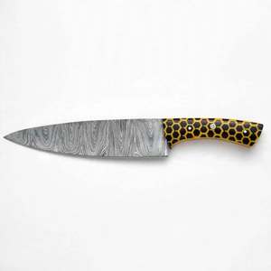 Couteau de chef artisanal en acier Damas torsadé avec manche en résine nid d'abeille jaune - Product Image 1