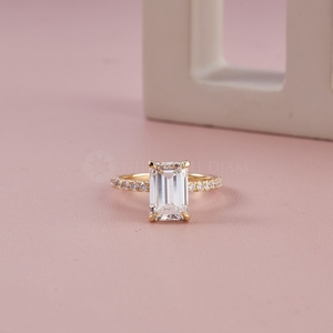 Anillo de Diamantes de Corte Baguette de Diseño de Lujo, Anillo de Diamantes Pavé en Oro Blanco con Certificación IGI y Claridad VVS para Venta al Por Mayor desde India - Product Image 1