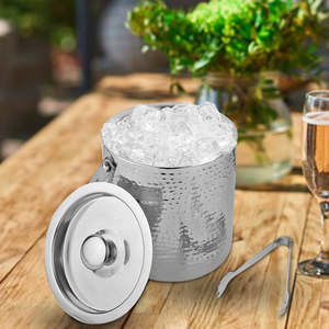 Seau à glace AWE en acier inoxydable durable à double paroi avec pince, design classique martelé - 1500 ml - Product Image 2