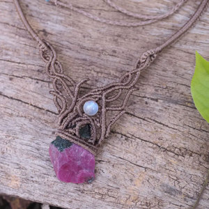 Pendentif artisanal en macramé marron avec pierre de zoïsite rubis et pierre de lune, collier bohème en pierres brutes, cordon réglable, bijoux de guérison - Product Image 1