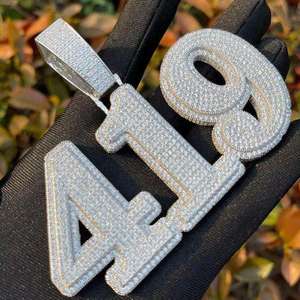 Colgantes Personalizados de Plata de Ley 925 con Letras y Números, con Micro Pavé de Moissanita y Diamantes Baguette, Estilo Hiphop - Product Image 2