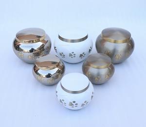 Urnes funéraires pour animaux de compagnie Odyssey Paw en laiton de qualité supérieure, urne à cendres pour animaux de compagnie gravée avec une patte, finition nickel brillant, pour le stockage des cendres de crémation. - Product Image 6