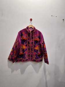 เสื้อแจ็คเก็ตกำมะหยี่ผู้หญิงลายดอกไม้สไตล์วินเทจ ปักมือแบบซูซานี เป็นมิตรกับสิ่งแวดล้อม เหมาะสำหรับฤดูหนาว ซับในผ้าฝ้าย คอเสื้อแบบคอกลม แขนเสื้อแบบดรอปโชว์เดอร์ - Product Image 1