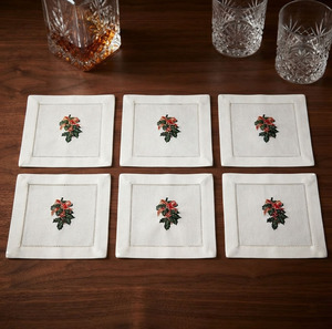 Serviettes de cocktail de Noël brodées houx et nœud rouge 6x6' en coton blanc avec ourlet festonné pour la maison, l'hôtel et les fêtes - Product Image 1