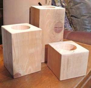 Portavelas de madera rústico hecho a mano para bodas, eventos festivos y regalos. Elegante candelabro personalizado para decoración del hogar y mesa. - Product Image 3