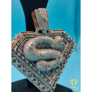 Pendentif de luxe avec logo Superman, entièrement serti de diamants, aspect argenté, bijoux, symbole S de Superman, pendentif serti de pierres baguette - Product Image 4