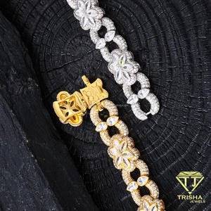 Bracelet floral de luxe doré avec détails de pétales marquise et accents de pierres étincelantes pour les acheteurs de bijoux en gros - Product Image 3