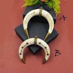 Colgante de luna creciente de hueso de 3 pulgadas hecho a mano con doble colte y incrustaciones de latón, con acabado en oro y plata, joyería personalizada - Product Image 2