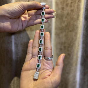Pulsera de lujo con moissanita de corte esmeralda, pulsera tipo tenis con incrustaciones de piedras verdes, elegante pieza de joyería llamativa. - Product Image 1