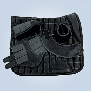 Ensemble complet de tapis de selle matelassé en similicuir noir de luxe pour dressage et saut d'obstacles, avec brosses et protège-encoches pour chevaux - Product Image 1