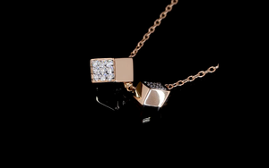 Colgante de Diamante Cultivado en Laboratorio con Diseño Cúbico Minimalista |   Joyería Contemporánea para Uso Diario |   Joyería Fina Moderna en Oro Rosa para Mujer - Product Image 5