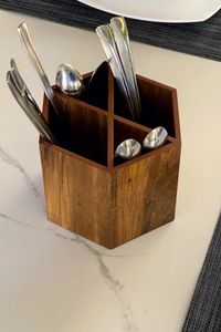 Porte-couverts en bois élégant pour comptoir de cuisine, améliorant l'attrait visuel et offrant un rangement fonctionnel - Product Image 4