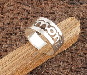 Bague en argent sterling 925 pour maman, gravée avec un nom personnalisé, cadeau pour la fête des mères, bague classique minimaliste empilable pour femme - Product Image 1